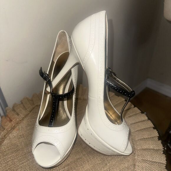 NEW Guess Platform Platform Stiletto Heel Peep Toe Cream Black T Strap Sz 9 NEW - Picture 1 of 11